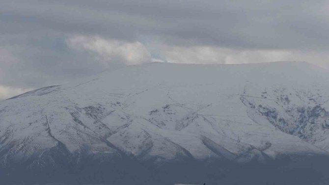Iğdır Ovasını Çevreleyen Dağlar Yeniden Beyaza Büründü