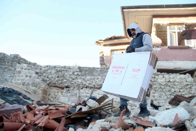 Tarihi Evine Çatılardan Ulaştı, Yıkımı Görünce Gözyaşlarını Tutamadı