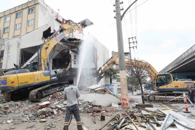 Körfez’de Riskli Kamu Binaları Yıkılıyor