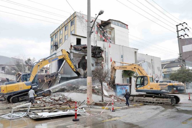 Körfez’de Riskli Kamu Binaları Yıkılıyor