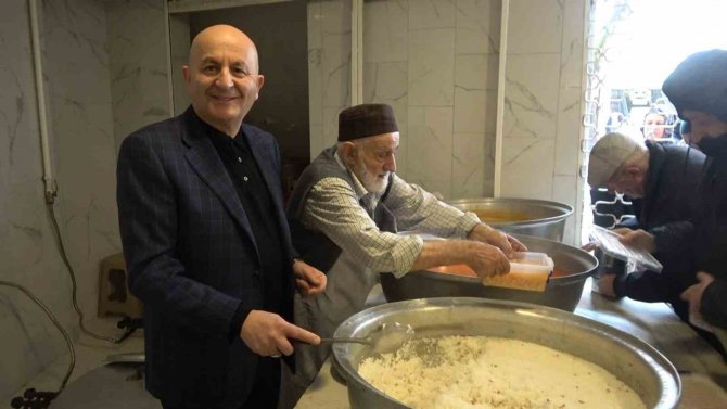 Vasiyetiyle 33 Yıldır İftar Yemeği Dağıtılıyor