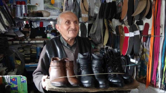Çöpe Atılan Ayakkabıları Tamir Edip İhtiyaç Sahiplerine Veriyor