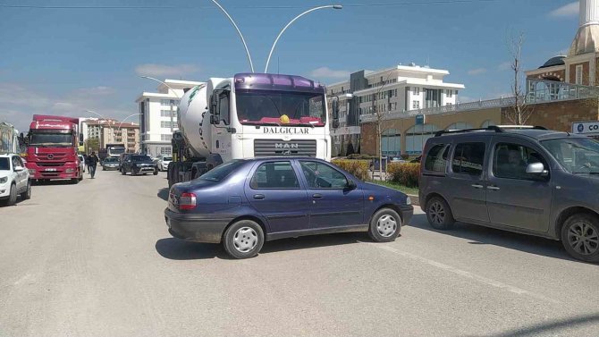 Beton Mikseri Otomobil İle Çarpıştı