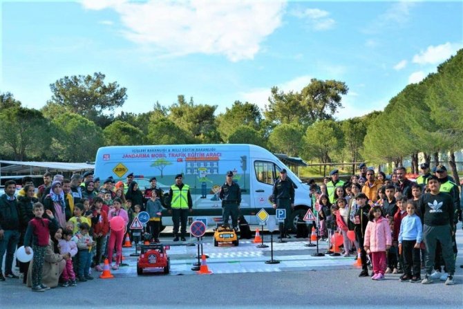 İ̇zmir’de Jandarmadan Depremzede Çocuklarla Trafik Etkinliği
