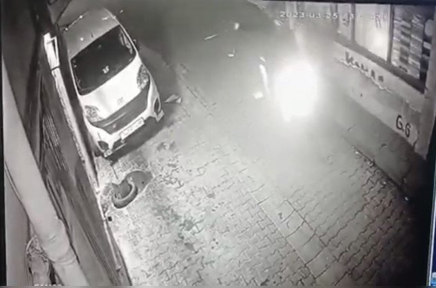 İ̇stanbul’da Dehşet Anları Kamerada: Motosikletini Yakıp, İşyerini Kurşunladılar