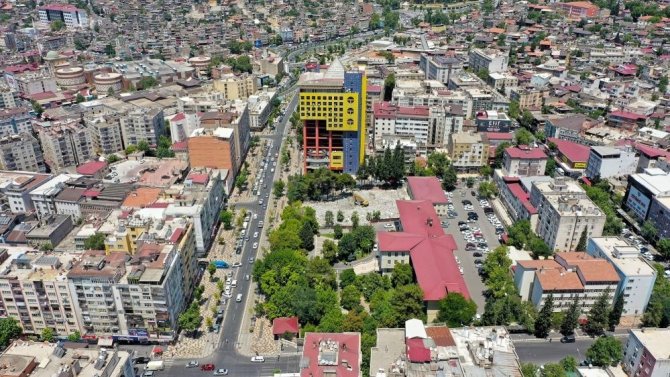 ’Dünyanın En Saçma Binası’nın Yerine Çelikten Çarşı Kuruluyor: Depremzede Esnafın Hizmetine Sunulacak