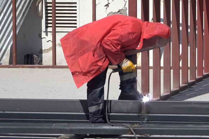 ’Dünyanın En Saçma Binası’nın Yerine Çelikten Çarşı Kuruluyor: Depremzede Esnafın Hizmetine Sunulacak