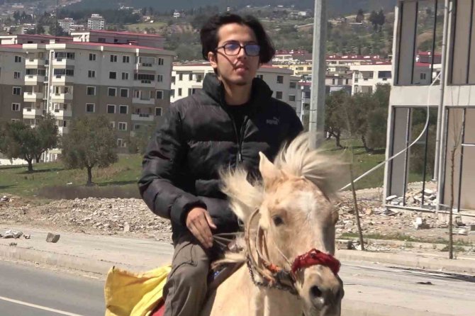 Depremzede Genç, Market Alışverişine At İle Gidiyor: Kanser Hastası Annesinin Eli Ayağı Oluyor