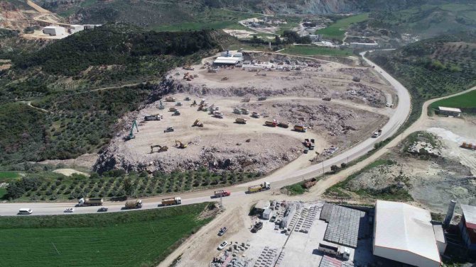 Hatay’da 1 Milyon 400 Bin Ton Molozun Döküldüğü Vadi Havadan Görüntülendi