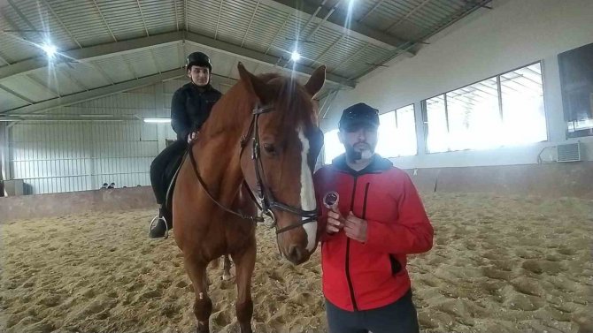 2 Yıl Önce Hiç Görmeden Bindiği At İle Şimdi Yarışlara Katılmaya Hazırlanıyor