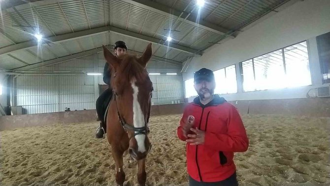 2 Yıl Önce Hiç Görmeden Bindiği At İle Şimdi Yarışlara Katılmaya Hazırlanıyor