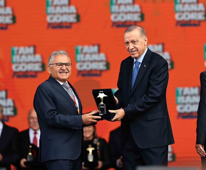 Başkan Büyükkılıç, 4 Yılda 29 Ödül Alarak Yatırım Ve Hizmetleri Taçlandırdı