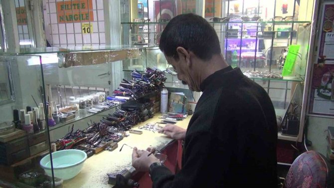 Mesleğinin Son Ustalarından: 45 Yıldır Eski Gözlüklere Yeniden Hayat Veriyor