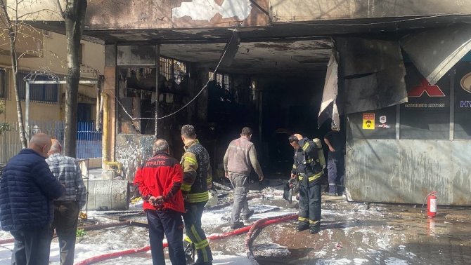 Oto Tamir Dükkanı Alevlere Teslim Oldu, Yangın Binaya Da Sıçradı