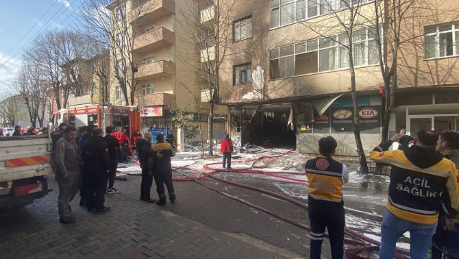 Oto Tamir Dükkanı Alevlere Teslim Oldu, Yangın Binaya Da Sıçradı