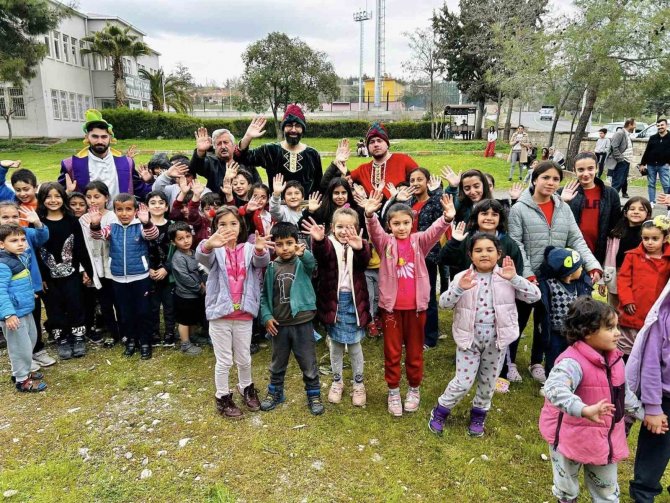 Kahramanmaraş’ta Çocuklar Hacivat Ve Karagöz İle Eğlendi