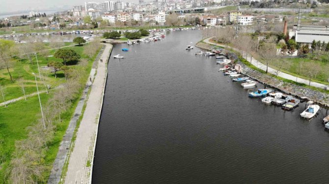 Küçükçekmece Menekşe Deresi Kahverengine Büründü