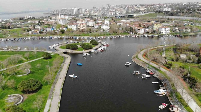 Küçükçekmece Menekşe Deresi Kahverengine Büründü