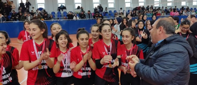 Kütahya Necip Fazıl Kısakürek Anadolu Lisesi Voleybol B Kız Takımı İl Birincisi