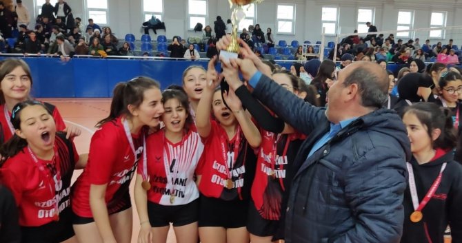 Kütahya Necip Fazıl Kısakürek Anadolu Lisesi Voleybol B Kız Takımı İl Birincisi