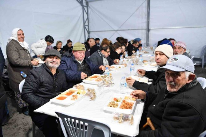 Mamak Belediye Başkanı Murat Köse, İftar Çadırında Yemek Dağıttı