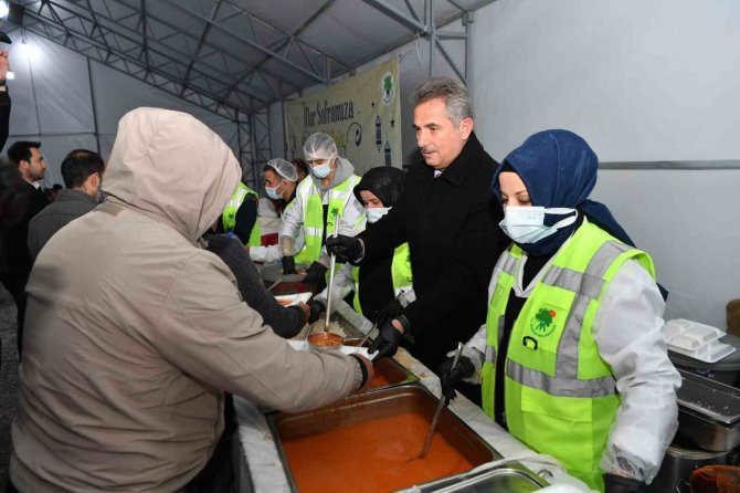 Mamak Belediye Başkanı Murat Köse, İftar Çadırında Yemek Dağıttı