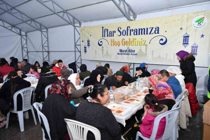 Mamak Belediye Başkanı Murat Köse, İftar Çadırında Yemek Dağıttı