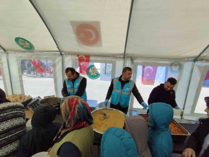 Deprem Bölgesinde Sıcak Yemek Desteği Sürüyor