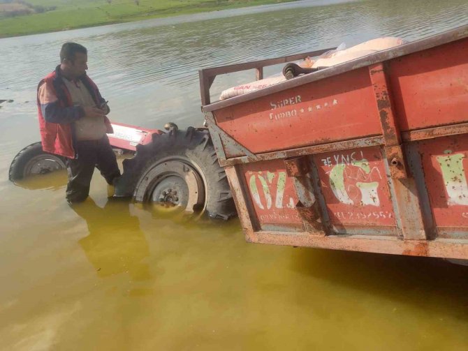 Çiftçi Tarlasına Gitmek İçin Girdiği Gölette Mahsur Kaldı