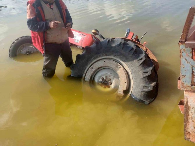 Çiftçi Tarlasına Gitmek İçin Girdiği Gölette Mahsur Kaldı
