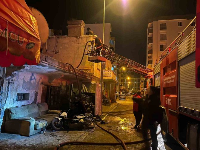 Sahur Vakti Tamirhanede Çıkan Yangın Panik Yaşattı
