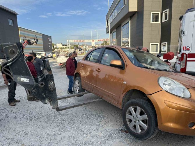 Mıcırda Kayan Motosiklet Otomobilin Altına Girdi
