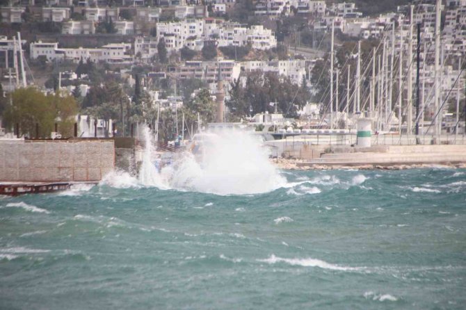 Bodrum’da Fırtına Balıkçı Teknesini Batırdı