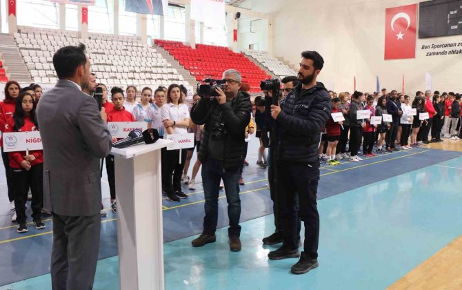 Okul Sporları Gençler Badminton Türkiye Şampiyonası Başladı