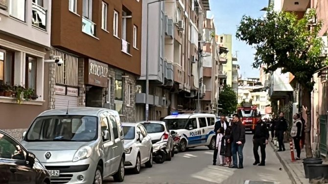 Balkonda Başına Dayadığı Tüfekle Mahalleyi Ayağa Kaldırdı
