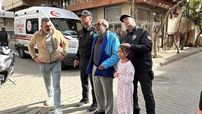 Balkonda Başına Dayadığı Tüfekle Mahalleyi Ayağa Kaldırdı