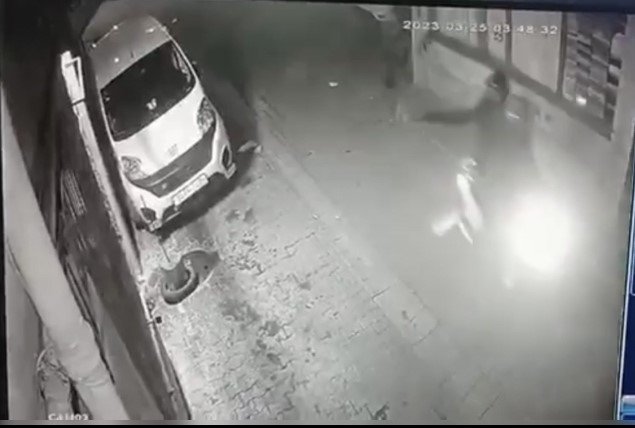 İ̇stanbul’da Dehşet Anları Kamerada: Motosikletini Yakıp, İşyerini Kurşunladılar