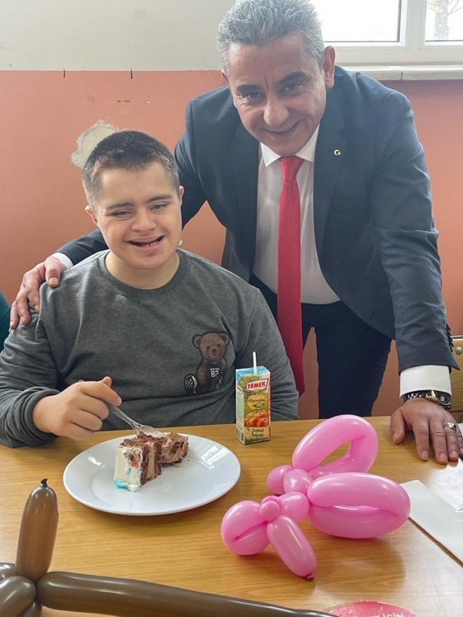 Otizmli Çocuklar, Pasta Kesip Palyaço İle Eğlendi