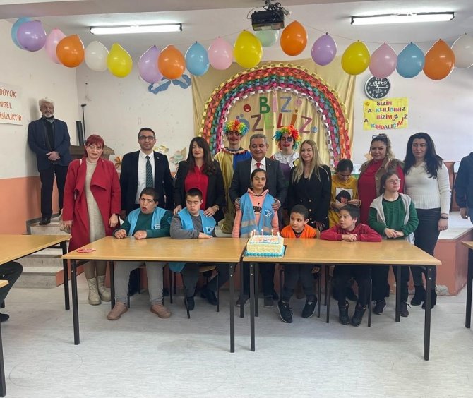 Otizmli Çocuklar, Pasta Kesip Palyaço İle Eğlendi