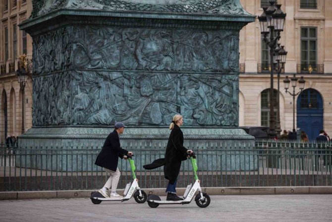 Paris’te Elektrikli Scooter Kullanımı Yasaklandı