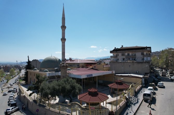 18. Yüzyılda Yapılan Caminin Taş Minaresi Yıkıldı, Beton Minaresi Ayakta Kaldı