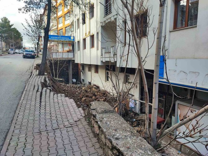 Sivas’ta İstinat Duvarı Çöktü