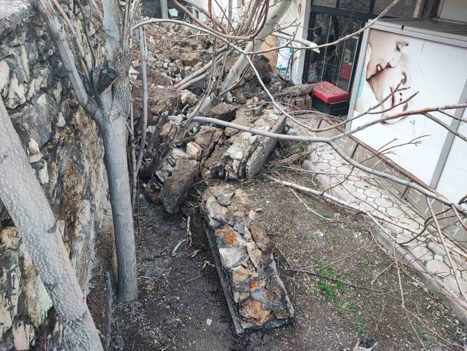 Sivas’ta İstinat Duvarı Çöktü