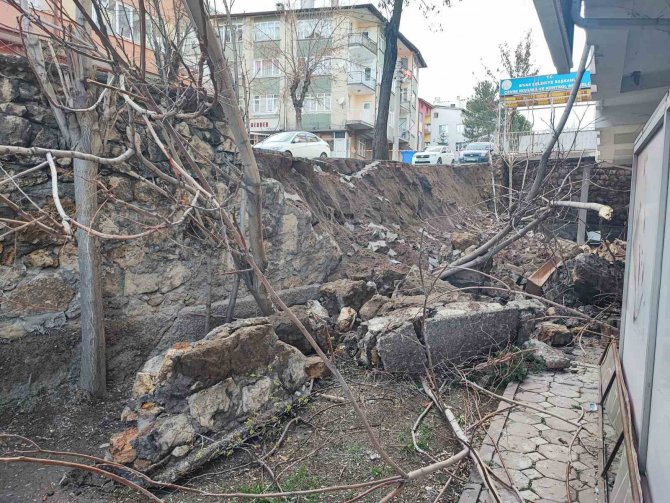 Sivas’ta İstinat Duvarı Çöktü