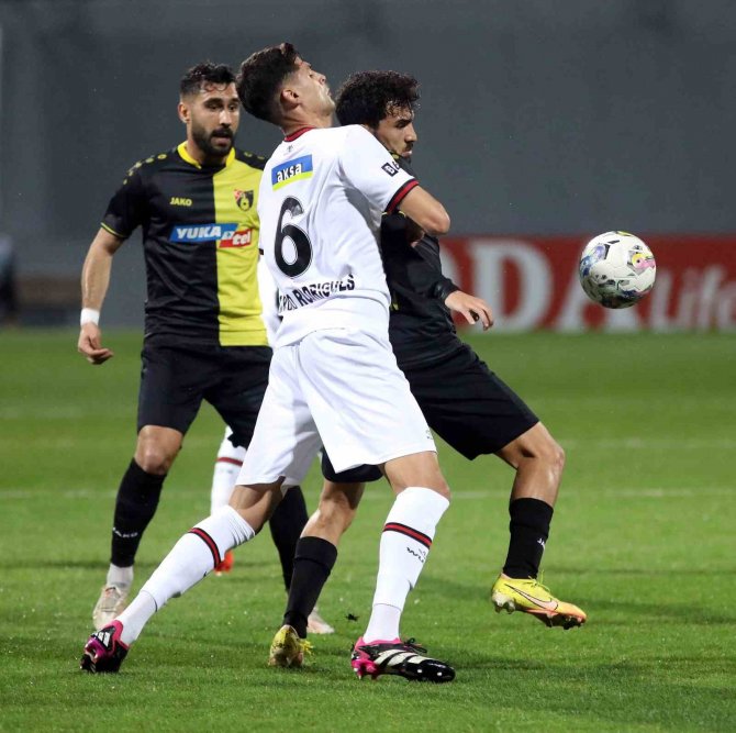 Spor Toto Süper Lig: İ̇stanbulspor: 0 - Fatih Karagümrük: 1 (İ̇lk Yarı)