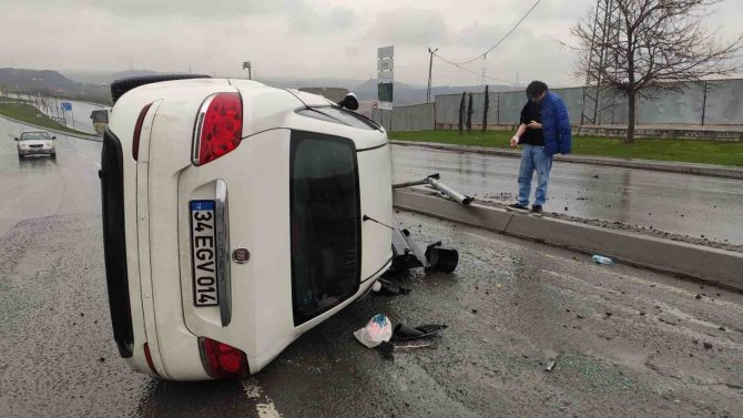 Sultangazi’de Refüje Çarpan Otomobil, Aydınlatma Direğini Devirip Karşı Şeride Geçti: 2 Yaralı