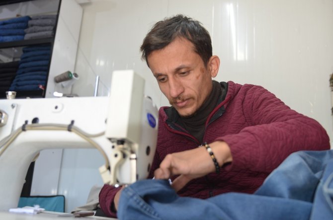 Sabah Ekmek Parasını Kazanıp Geceleri Hastanede Gönüllü Çalışıyor