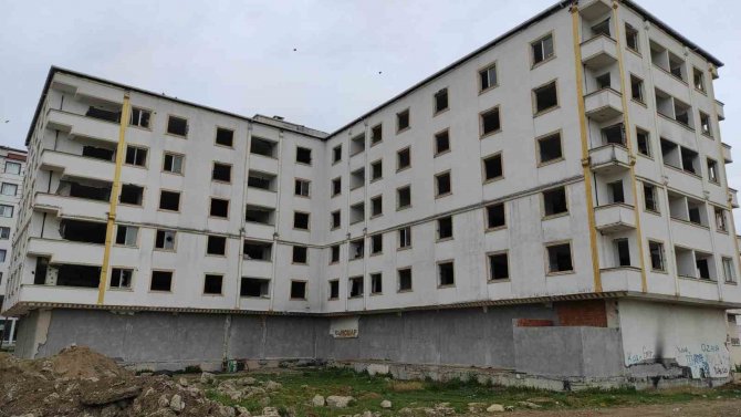 Tekirdağ’da 50 Dairelik Korku Binasının Etrafı Betonla Kapatıldı