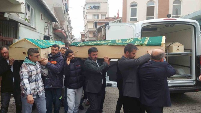 Aileler Arasındaki "Kız İsteme" Kavgasında Ölen Amca Ve Yeğeni Defnedildi