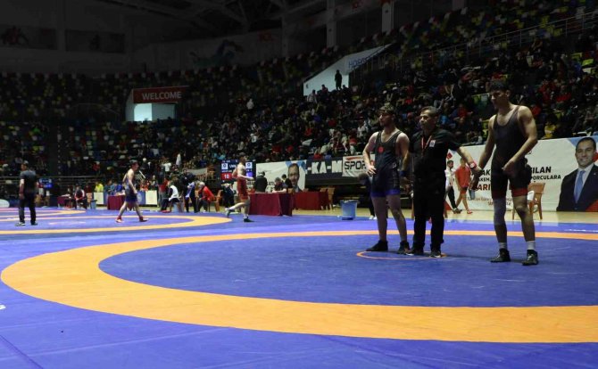 Yaşar Doğu U17 Serbest Güreş Türkiye Şampiyonası Samsun’da Başladı